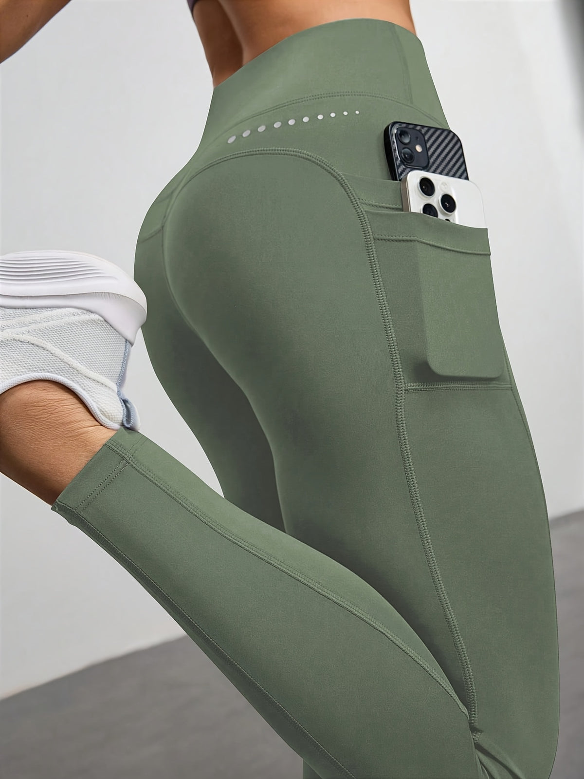 High-Waisted Phone Pocket Leggings for Women, Close-Fitting Stretch Workout Pants for Running, Yoga and Daily Training in Black or Dark Gray